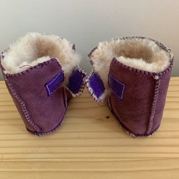 Size 4/5 warm plum colour soft sole baby booties. - Picture 5 of 6